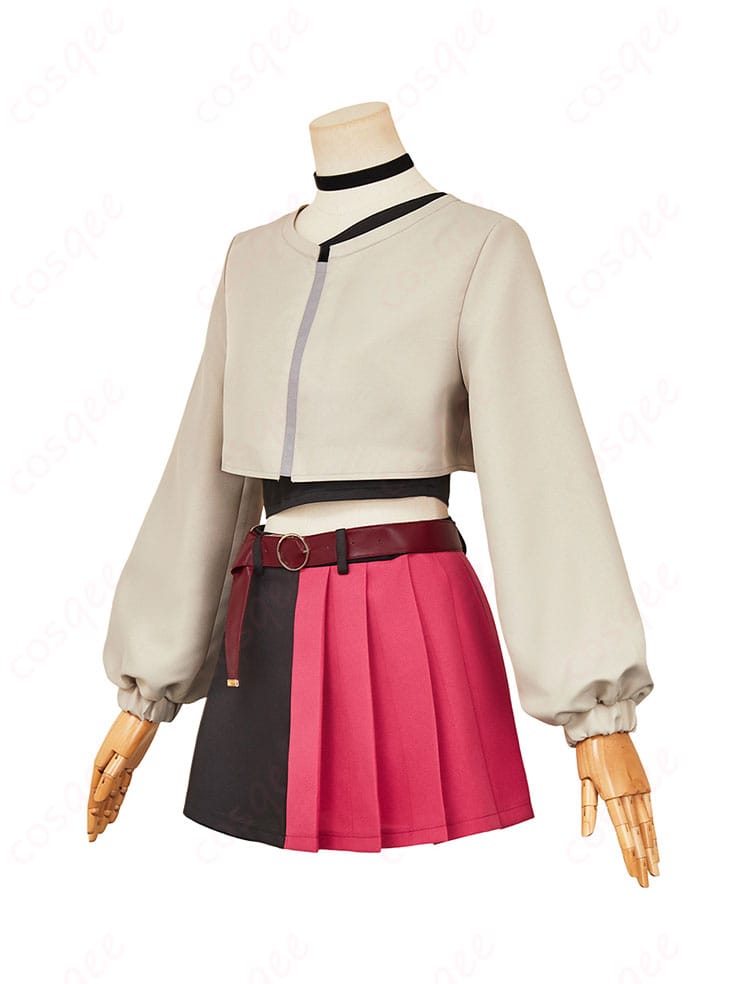 エレイナ コスプレ衣装の左側画像。エレイナのコスプレ衣装が美しく映し出され、細部までこだわりのデザインが見られます。