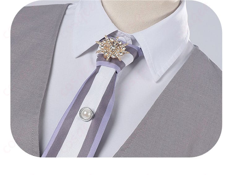 服装のネクタイ飾りの詳細。ネクタイの細かい装飾とその高級感が分かります。