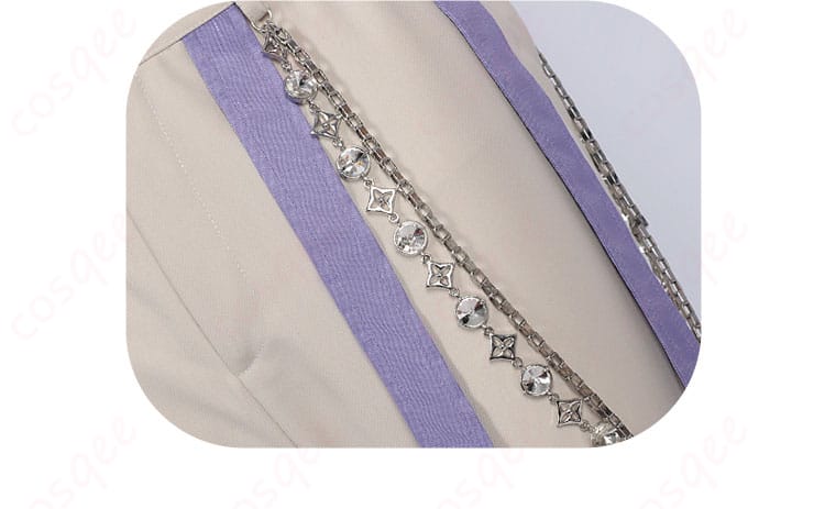 胸飾りの詳細。セイヤのコスプレ衣装に付属する胸飾りの美しいデザインに注目。