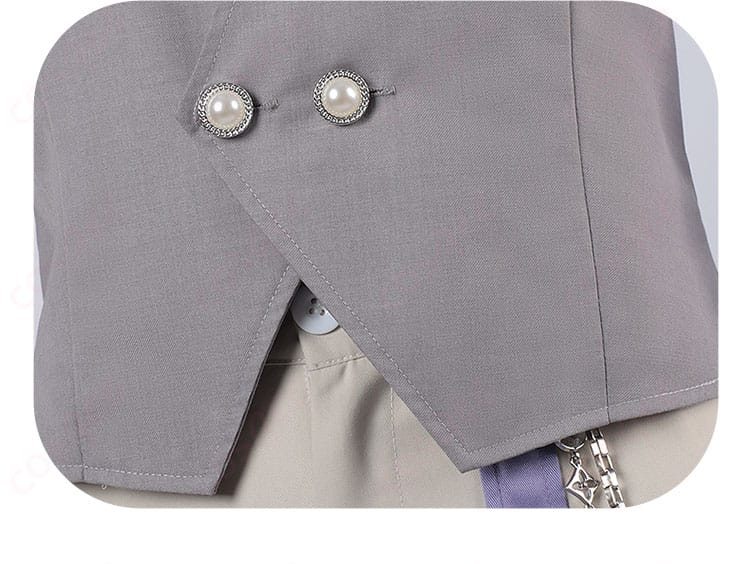 門襟のボタン装飾詳細。セイヤ衣装の門襟に使われたボタンのディテールが際立っています。