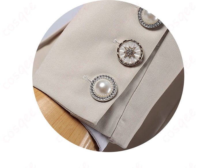 袖口装飾の詳細。コスプレ衣装の袖口部分に施された豪華な装飾に焦点を当てています。