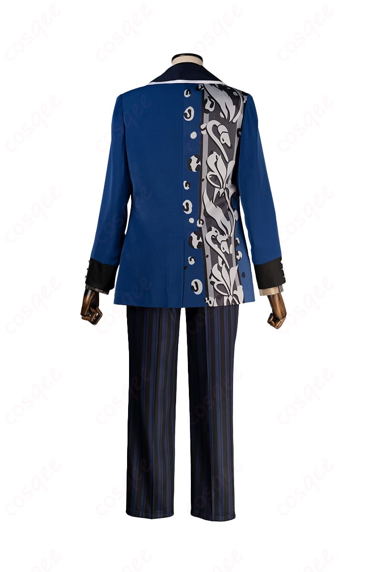 背面から見たコスプレ衣装のデザイン。細かい装飾が魅力的です。