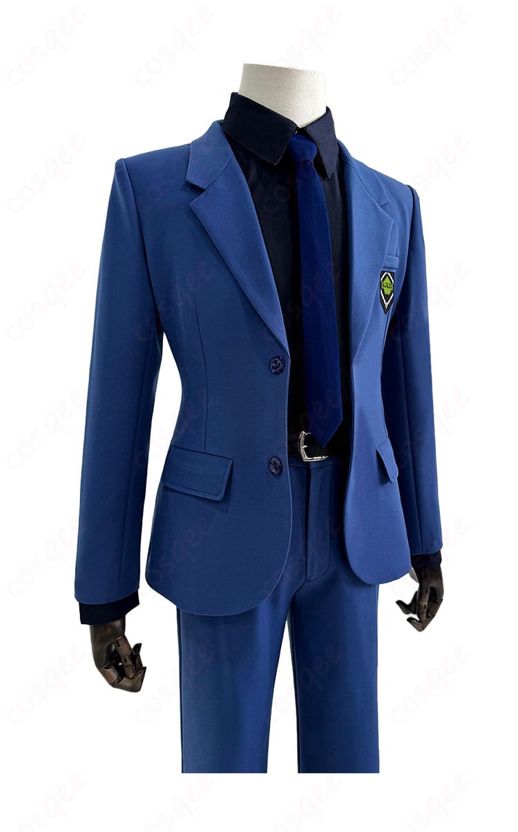 ブルーロック潔世一コスプレ衣装の左側ビュー。全体的なフィット感とデザインをチェック。