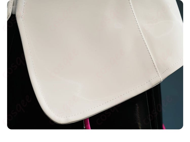 初音ミクのコスプレ衣装の裾の装飾詳細。衣装の美しい装飾が映える一部です。