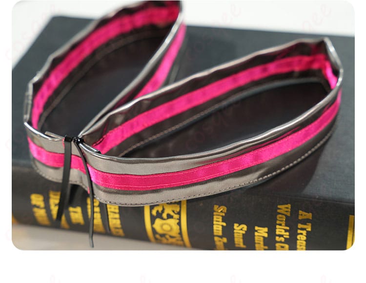 ブーツ装飾の詳細 - 初音ミクコスプレ衣装に合わせたブーツのデザイン。キャラクターにぴったり。