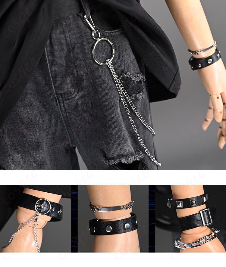 コスプレ衣装に含まれる鍵と腕飾りの詳細。細かい装飾でキャラクター感を強調。