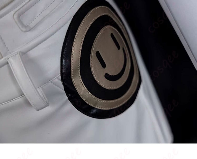 ズボンの笑顔模様装飾、ユニークなデザインが目を引きます。