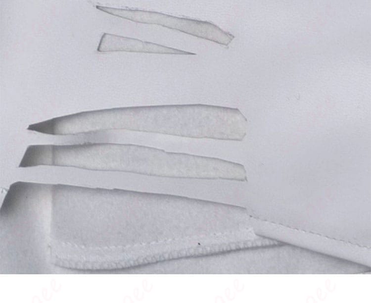 ズボンのストライプ装飾、シンプルながらもスタイリッシュなディテール。