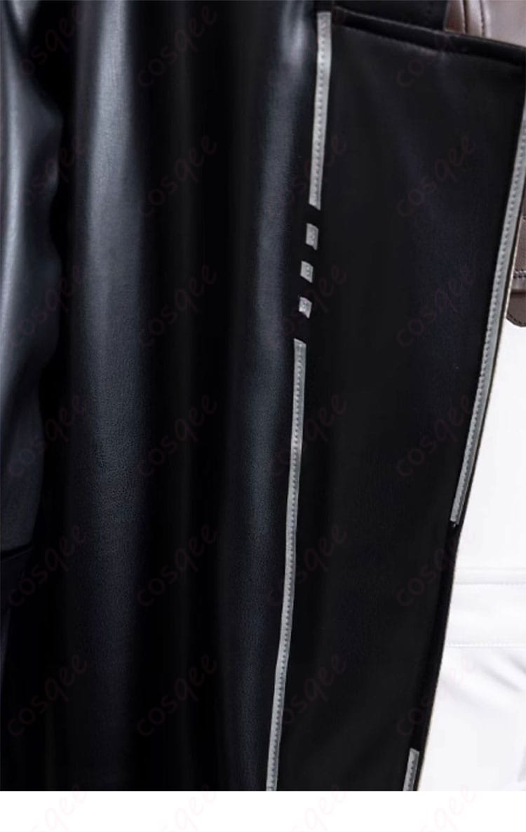 外套の前立て部分の装飾、リアルなデザインとディテールが見える画像。