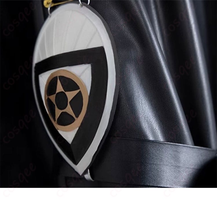 左袖のデザイン、コスプレ衣装のシンボルや装飾が強調されています。