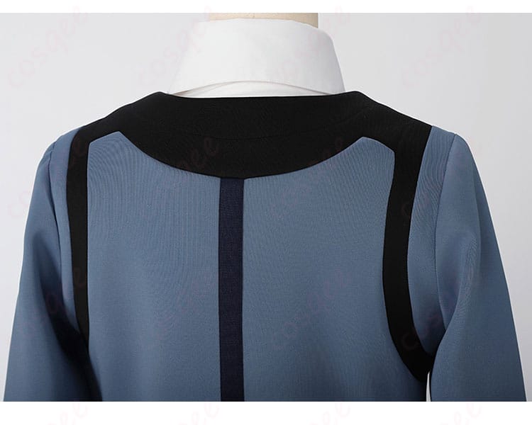 外套背面のディテール画像。衣装の背面に施されたデザインの細部。