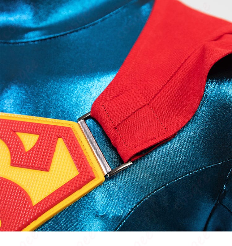 スーパーガール コスプレ衣装 マントの留め具ディテール|装着しやすい仕様で着脱もスムーズ!