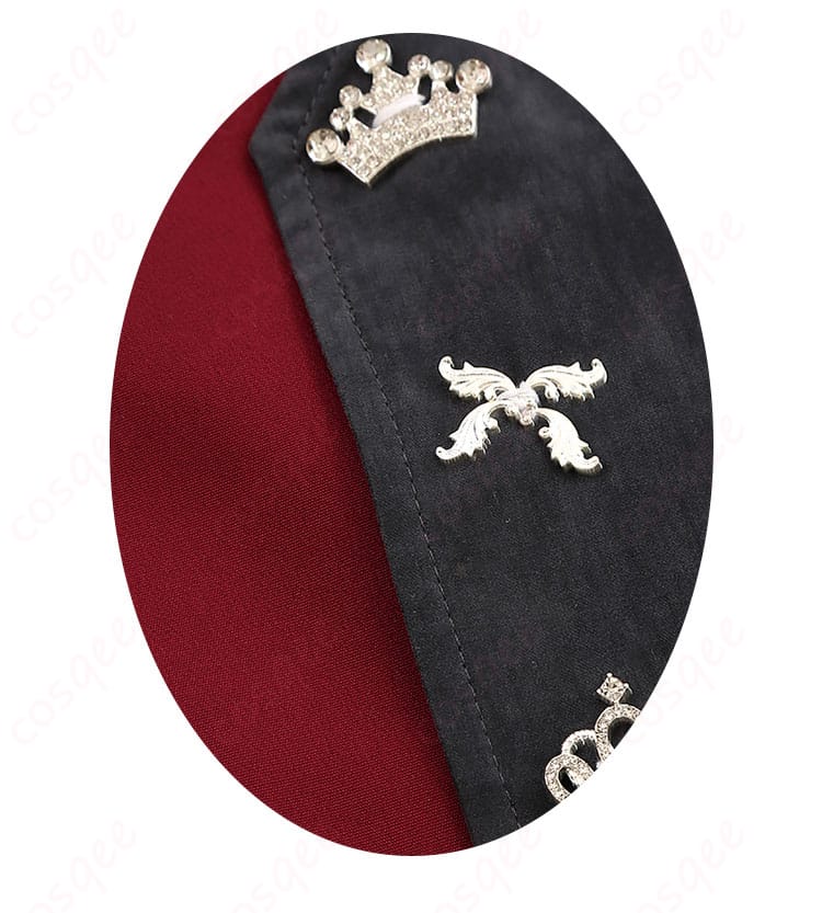 エイトのコスプレ衣装の門襟装飾のアップ画像。精細な刺繍とデザインが施されています。