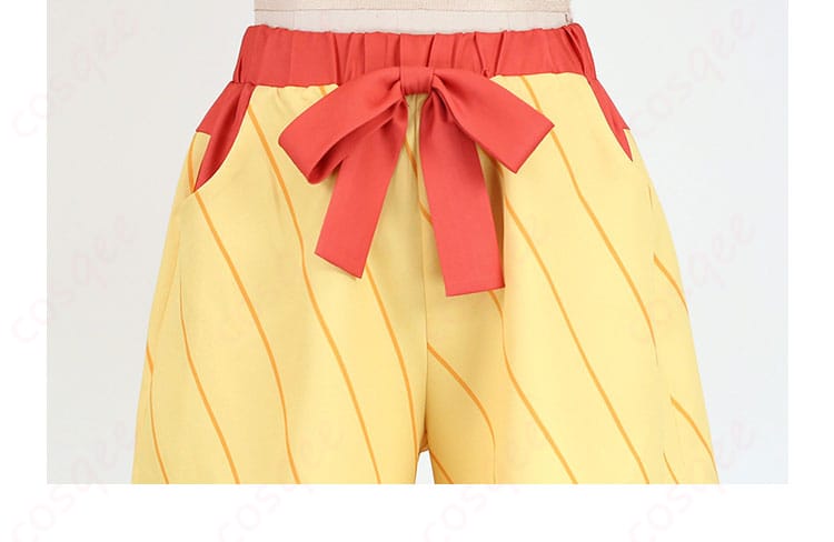 パンツの装飾詳細:ショートパンツの装飾、カスミのコスプレ衣装の特徴的なディテール