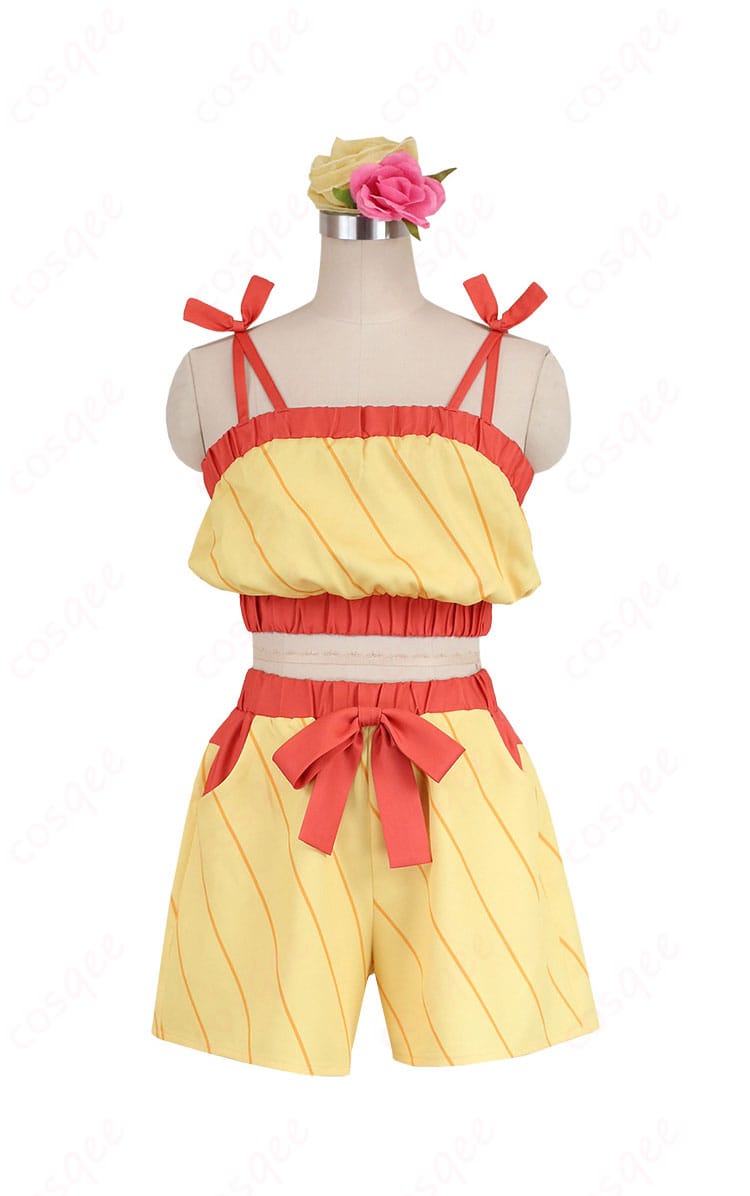 商品正面図:カスミのコスプレ衣装正面、トップスとショートパンツのデザインが特徴