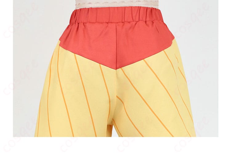 パンツの背面詳細:ショートパンツ背面のデザイン、コスプレ衣装の一部として完璧に仕上げられた