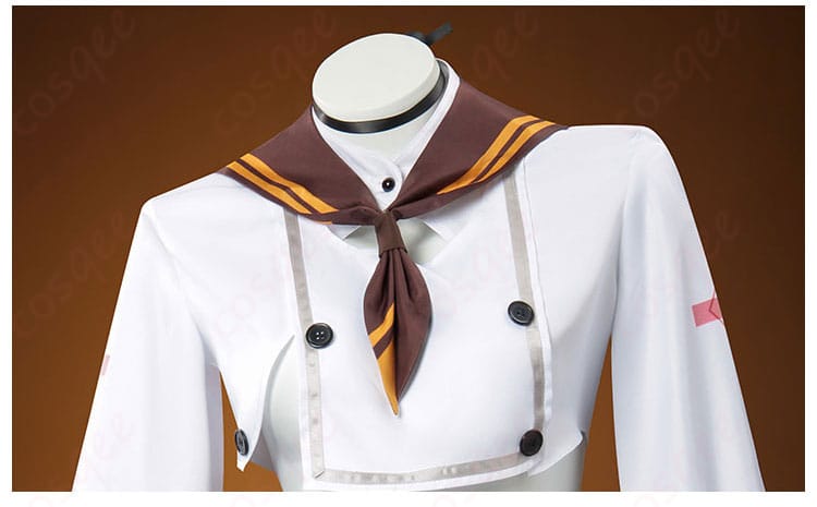 服の襟の装飾のアップ画像。細かい刺繍とデザイン、肩袖の装飾が見える。