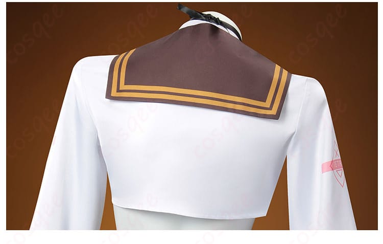 服の披肩の装飾ディテール画像。コスプレ衣装の披肩部分の細かい装飾、アクセントを示す。