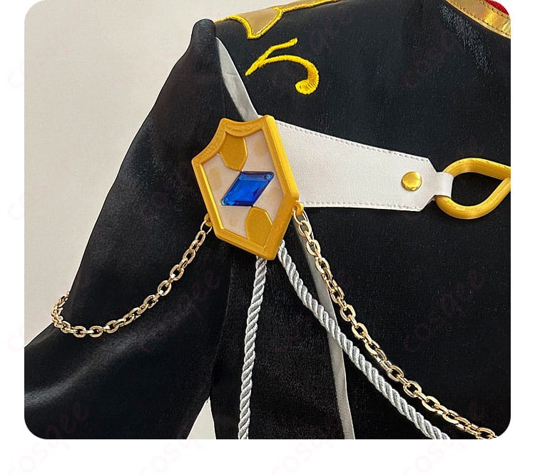 ウロボロス衣装の右肩部分の装飾。独特のデザインが美しいアクセントとなっています。