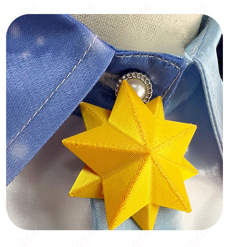 コスプレ衣装のネクタイ装飾のアップ。精緻な刺繍が施されており、衣装の特徴を引き立てています。