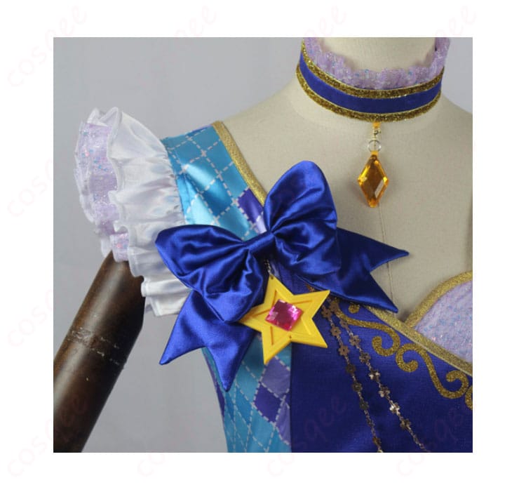 桜庭ローラの胸元の蝶結びデザイン。高忠実再現のコスプレ衣装で、細かい部分までしっかり再現。