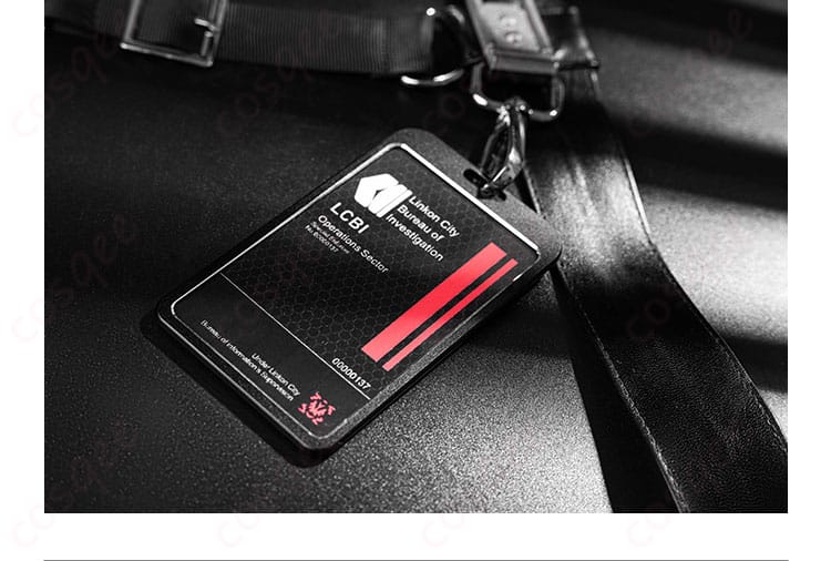 主人公プレイヤー コスプレ衣装の胸飾り詳細。キャラクターの象徴的なアクセサリー。