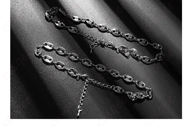 主人公プレイヤー コスプレ衣装の足飾り詳細。キャラクターの特別な装飾が表現されています。