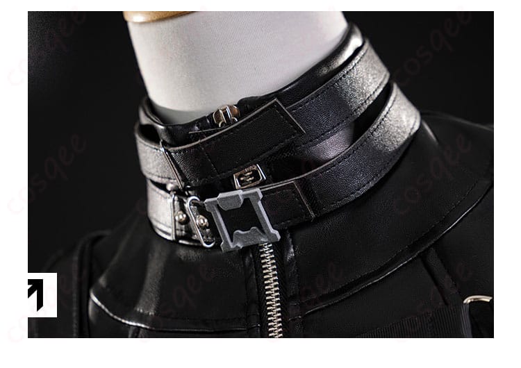 主人公プレイヤー コスプレ衣装の首飾り装飾詳細。キャラクターの特徴的なアクセサリー。