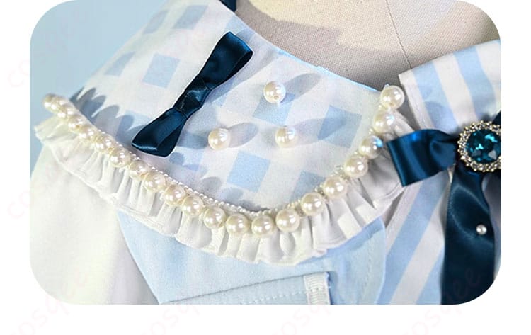 服装の衣襟装飾の詳細。桐谷遥コスプレ衣装の衣襟部分の装飾がよくわかります。