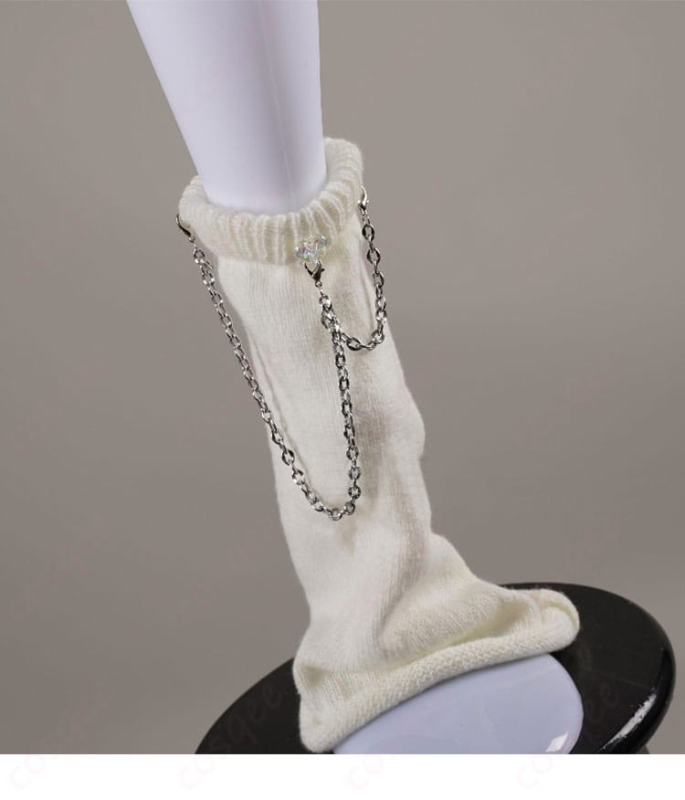 ラオーラ・パンテーラ私服コスプレ衣装のレッグカバー正面。ファッション性と機能性を兼ね備えたデザイン。