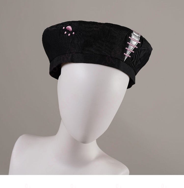 ラオーラ・パンテーラ私服コスプレ衣装の帽子の側面。個性的なデザインが光る。