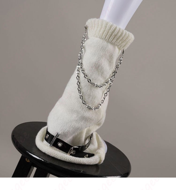 ラオーラ・パンテーラ私服コスプレ衣装のレッグカバーのチェーン装飾。おしゃれなアクセントが特徴。