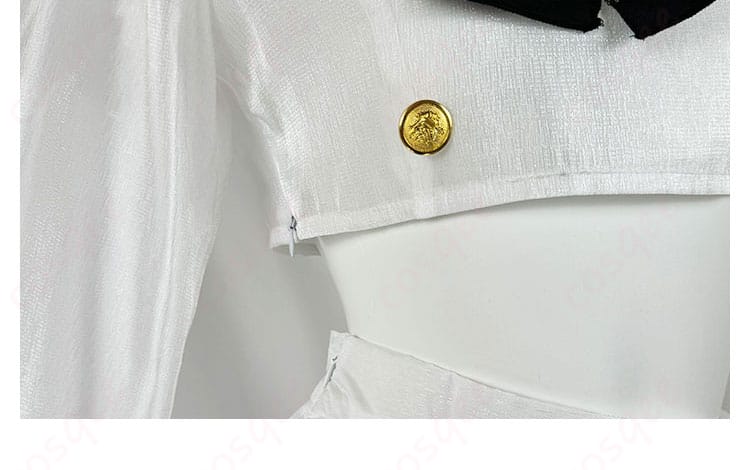 ボタン装飾のディテール画像:コスプレ衣装のボタン装飾。高級感のある金属ボタンがアクセント。