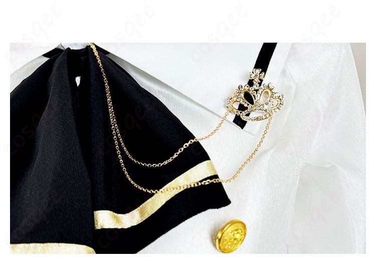 胸飾りのディテール画像:胸飾りの細部画像。繊細な装飾と美しいデザインが魅力的。