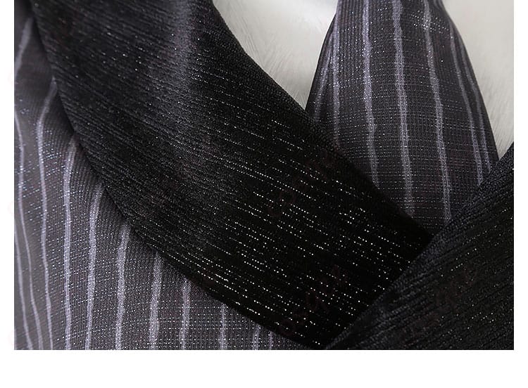 コスプレ衣装の領口部分の装飾ディテール。細かい刺繍と装飾が魅力的。