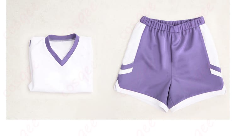 オグリキャップ コスプレ衣装のセット内容を展示。トップスとショートパンツがセットになったスタイリッシュなコスチューム。