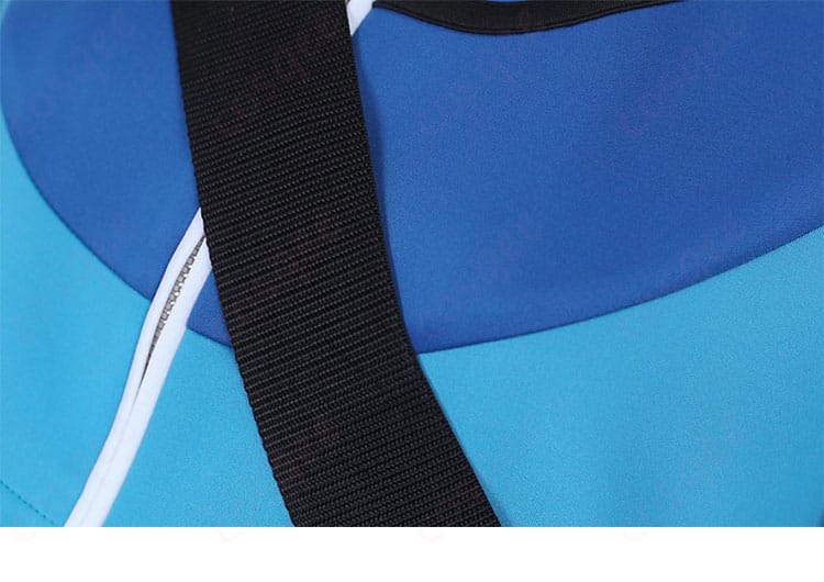 肩ベルト装飾の細部 - トウヤ衣装の肩ベルトデザインの精緻な仕上げ