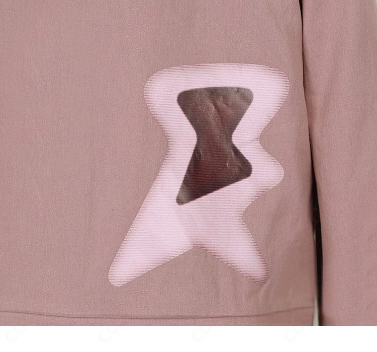 ポケモンレジェンズ ガイ コスプレ衣装の外套のパターン装飾。細かい刺繍やデザインの再現。