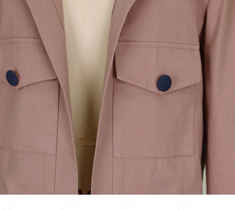 服装の門襟装飾ディテール。タウニー衣装の前立て部分のディテールを強調した画像です。