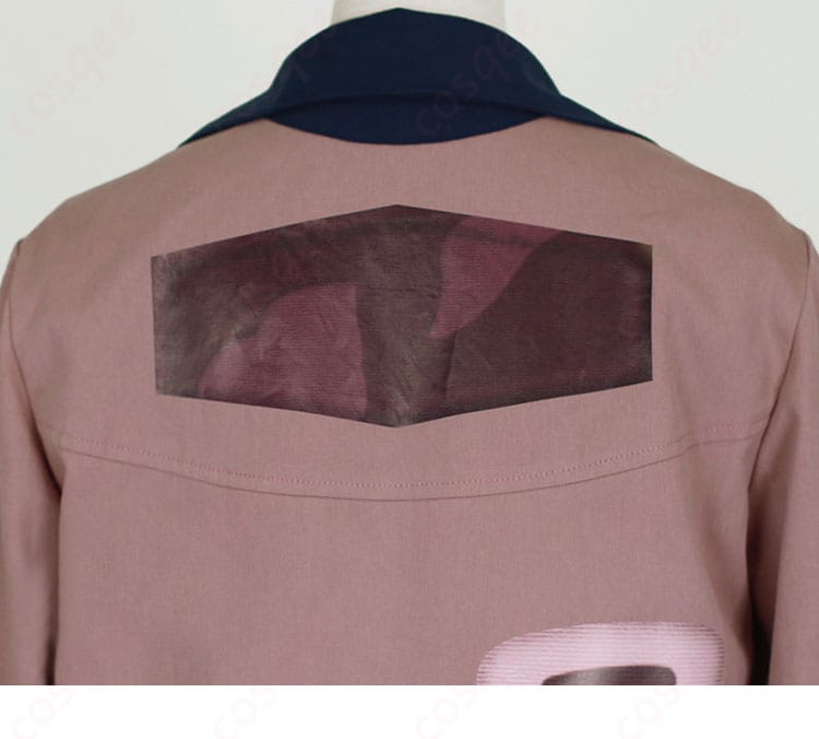 服装背面ディテール。背面の美しい仕上がり、タウニーの衣装のディテールに注目。