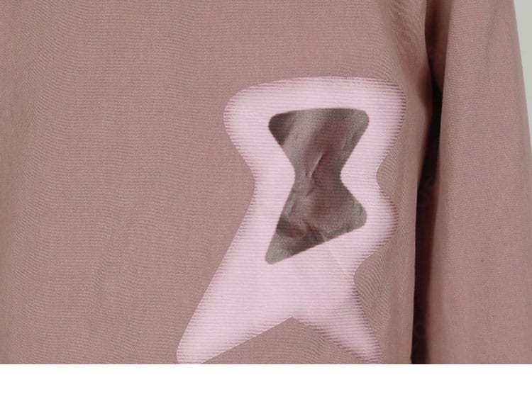 衣襟のパターン装飾ディテール。タウニー衣装の襟元に施された美しいパターンが確認できます。