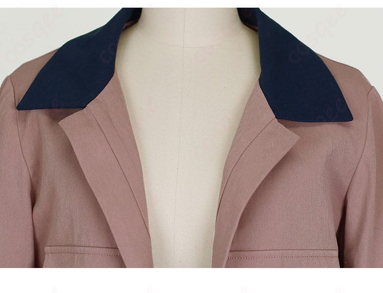 服装の襟元装飾ディテール。タウニーのコスプレ衣装の襟元の精巧な刺繍とデザインを確認できる画像。