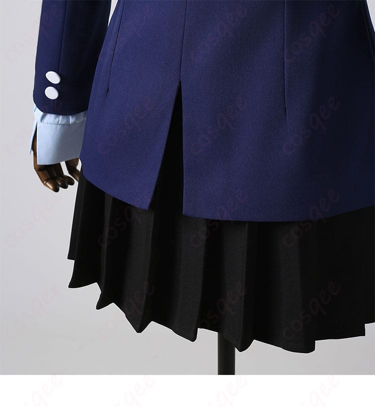 コスプレ衣装の背面ディテール。後ろ姿のデザインと刺繍が際立っています。