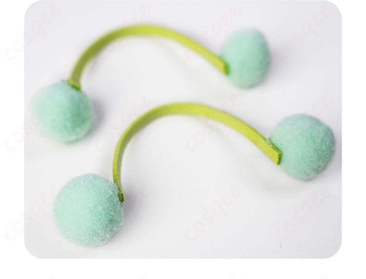 頭飾り細部。メイ コスプレ衣装に合わせた頭飾りの細かい装飾とデザイン。