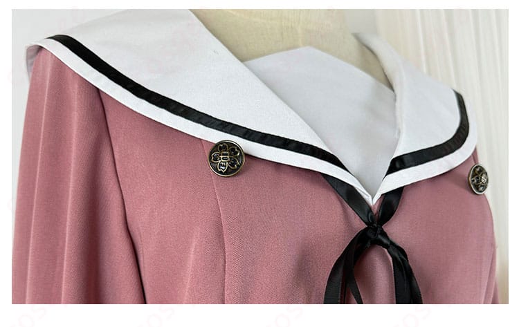 和栗薫子のコスプレ衣装のボタン装飾ディテール。ボタンのデザインと細かな装飾が確認できます。