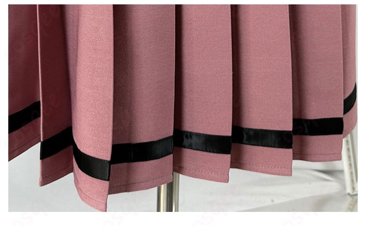 和栗薫子のコスプレ衣装のスカートの裾装飾ディテール。スカート部分の美しいディテールが映える画像。