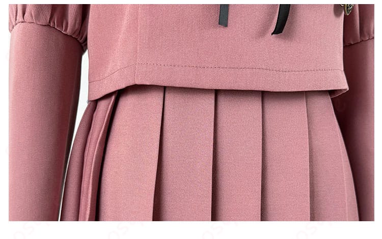 和栗薫子のコスプレ衣装の衣摆部分の装飾ディテール。衣装の裾部分に施された装飾が魅力的です。