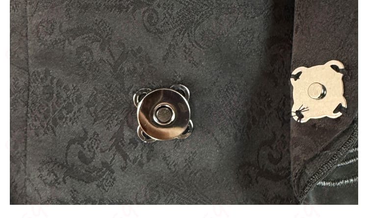 襟元の衣留め装飾ディテール。コスプレ衣装の襟元のボタン装飾部分をアップで写した画像。