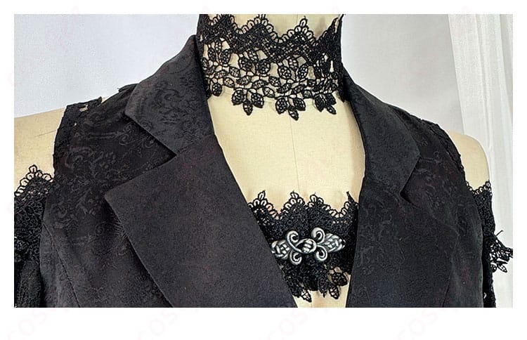 服の襟の装飾ディテール。グロッタ・ストマックコスプレ衣装の襟部分の装飾が詳細に映った画像。