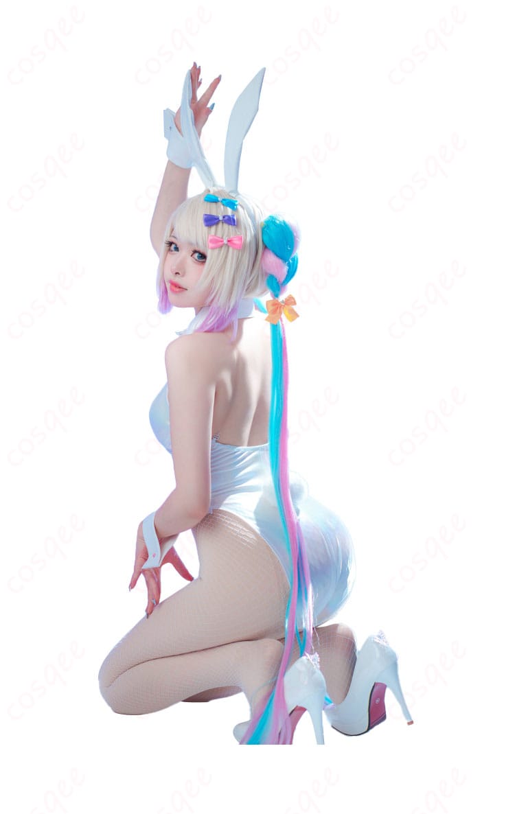 超絶最かわてんしちゃんがバニーVer.コスプレ衣装を着て側面から撮影した画像。衣装のシルエットやディテールを確認。